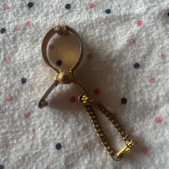 Vintage Gold Tone Glove and Scarf Holder Clip - Picture 2 of 9